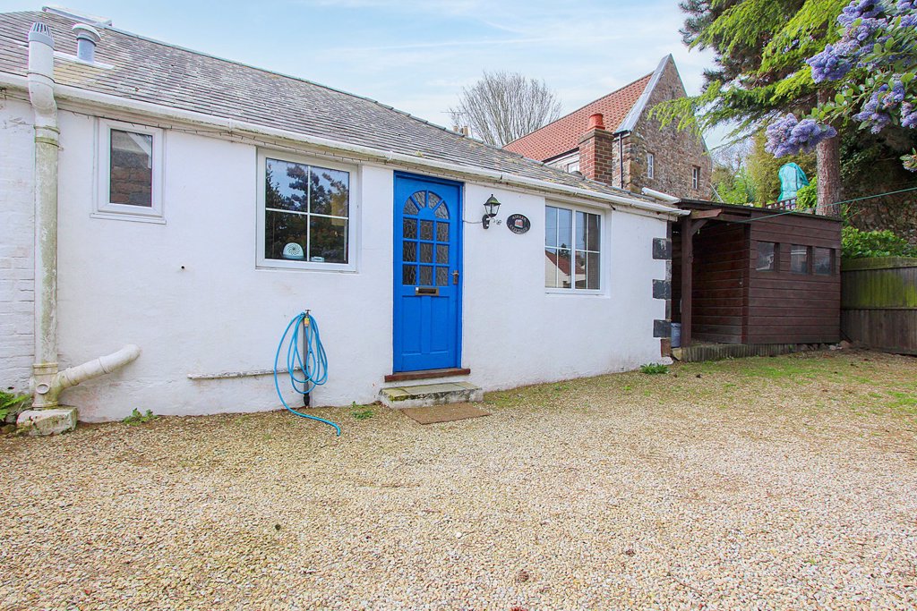 Airlie Cottage, King's Mills Road, Castel 2 bedroom local market