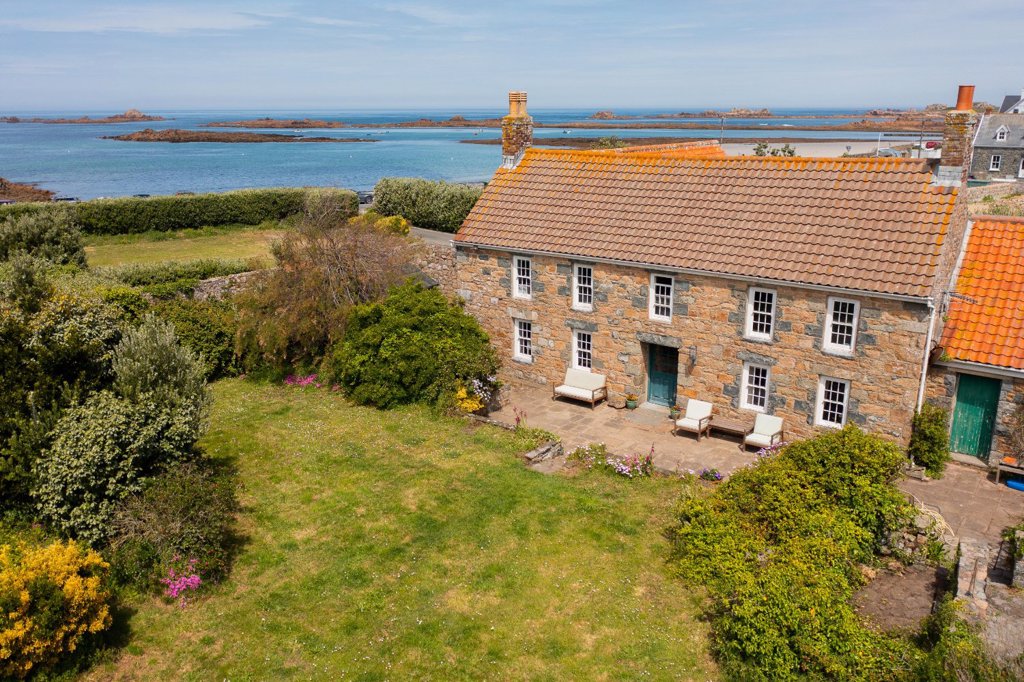 Old Cobo Farm House, Cobo Coast Road, Castel 5 bedroom local market