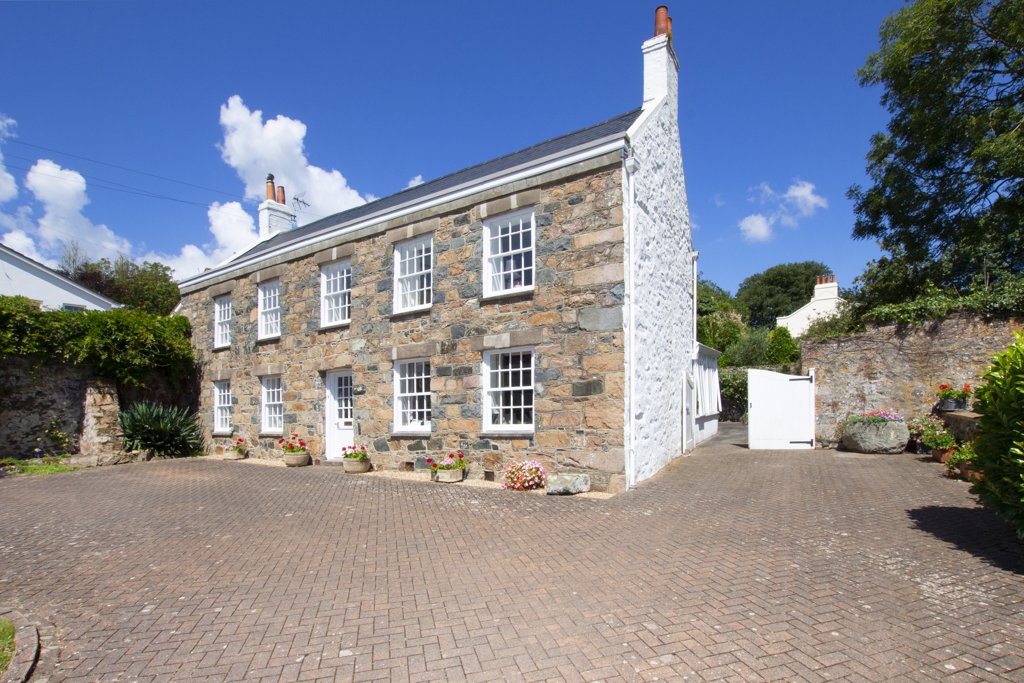 Naftiaux House, La Rue Des Naftiaux, St Andrew 5 bedroom local market