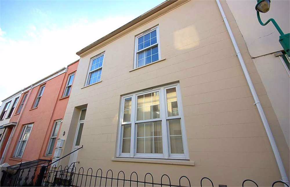 Flat 2, 19 Victoria Road, St Peter Port 2 bedroom local market apartment to rent in Guernsey