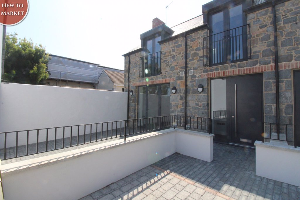 9 Doyle Mews, St Peter Port 2 bedroom local market house to rent in