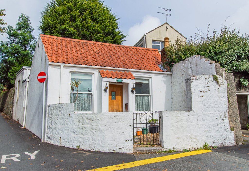 Little Gem, Les Croutes, St Peter Port 1 bedroom local market cottage