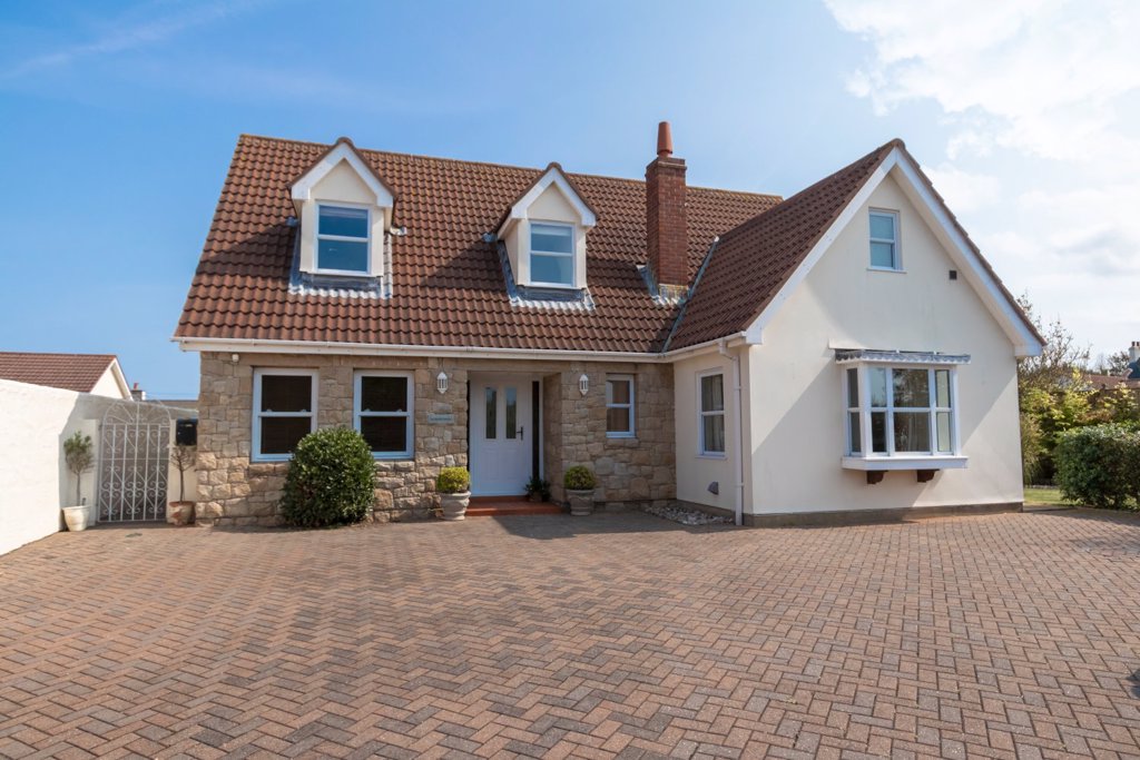 Les Roches Fleuries, Grand Douit Road, St Sampson 4 bedroom local