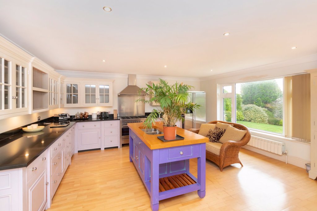 37 Avenue Morley, Fort St Peter Port 5 bedroom open market house to rent in Guernsey